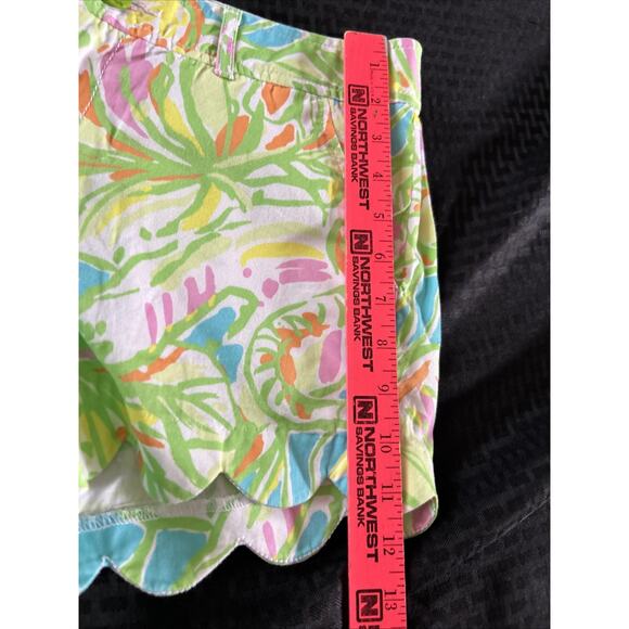 Lilly Pulitzer Buttercup Double Trouble Hawaiian Print Scalloped Hem Shorts 2 - Picture 6 of 7